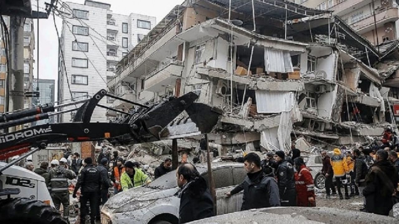5 bin 894 kişi hayatını kaybetti, 8 bin kişi sağ kurtarıldı