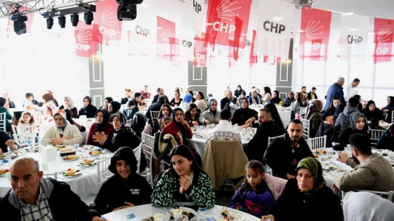 Bornova’da CHP’ye 300 kişilik katılım