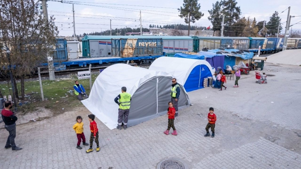 ''Büyükşehir ekipleri Kahramanmaraş’ta 142 sobalı çadır kurdu''