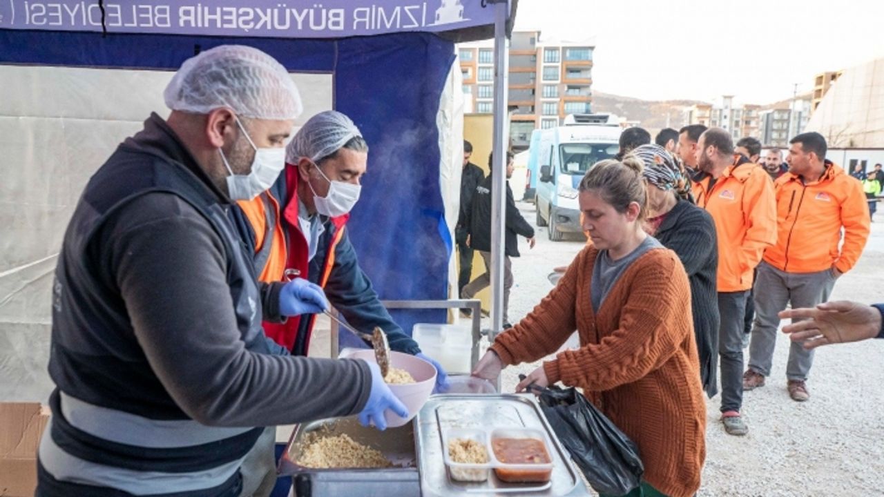 ''İzmir Büyükşehir Belediyesi Adıyaman’ın köylerine her gün sıcak yemek ulaştırıyor''