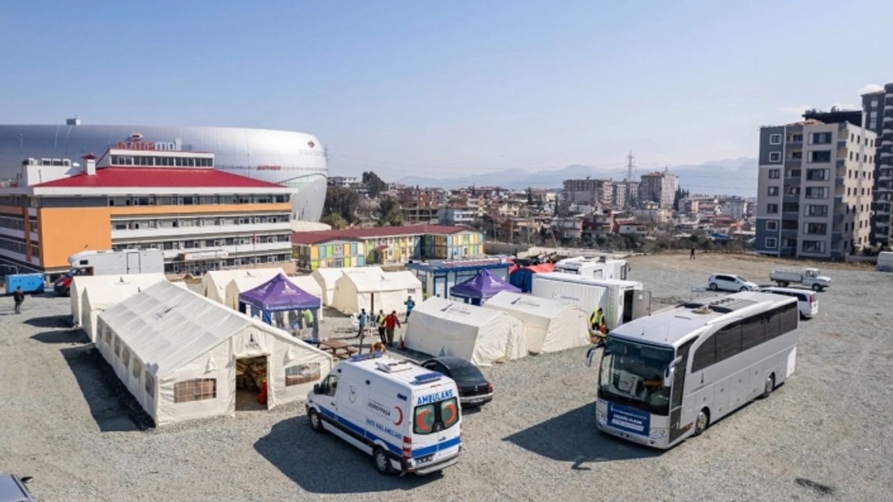 İzmir Büyükşehir Belediyesi, Hatay'da mobil ameliyathaneli sahra hastanesi kurdu