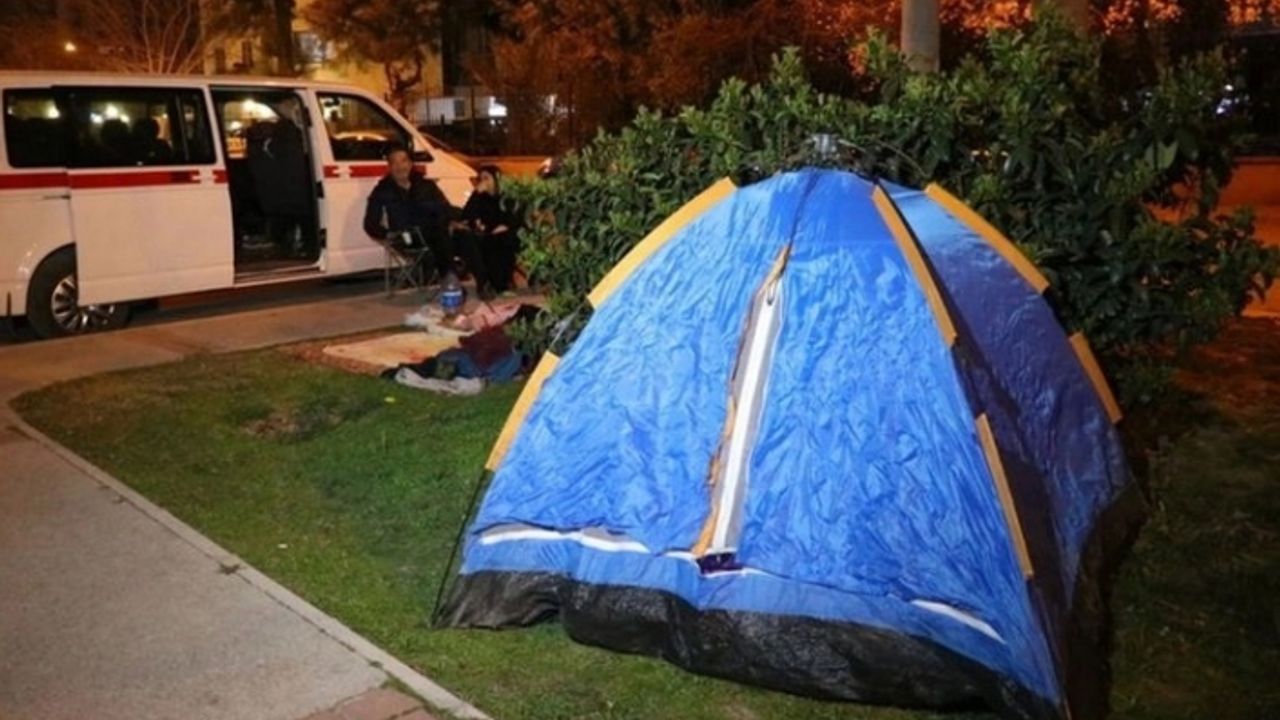 İzmir'de deprem paniği: Geceyi dışarıda geçirdiler