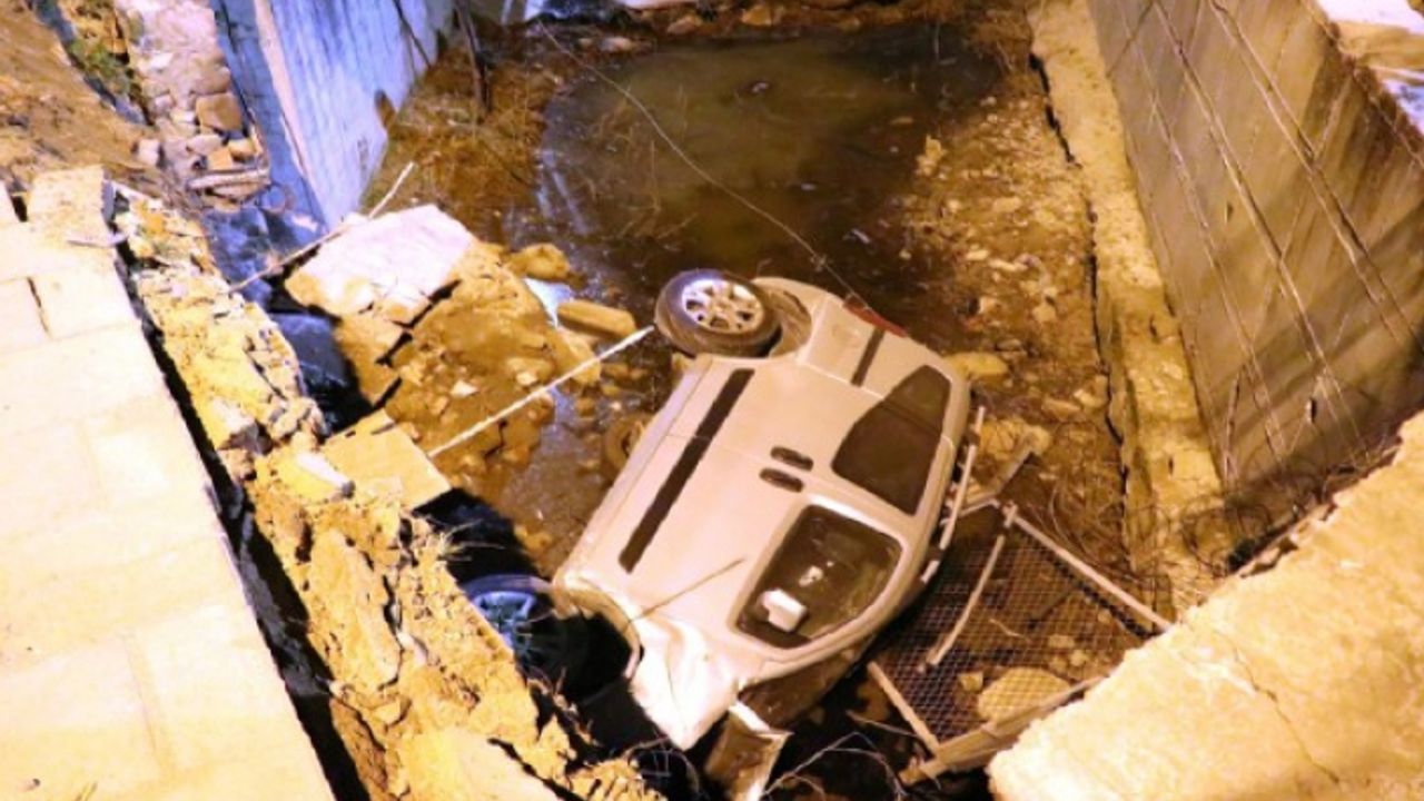 İzmir'de feci kaza: Bariyerleri aşıp dereye uçtu!
