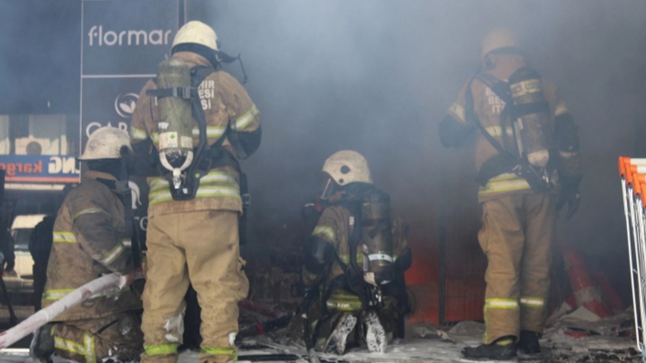 İzmir'de kozmetik mağazası deposunda yangın: Mahsur kalanlar var