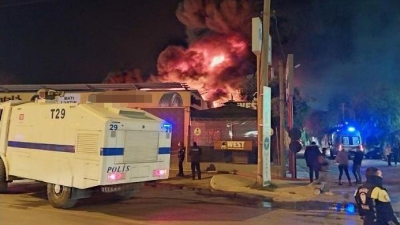 İzmir'de lastik deposunda 8 saatlik yangın kabusu!