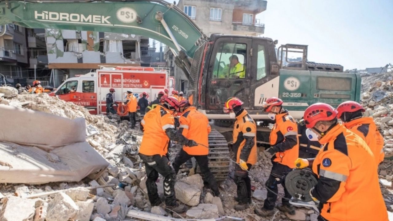 İzmir İtfaiyesi arama kurtarma çalışmalarını sürdürüyor