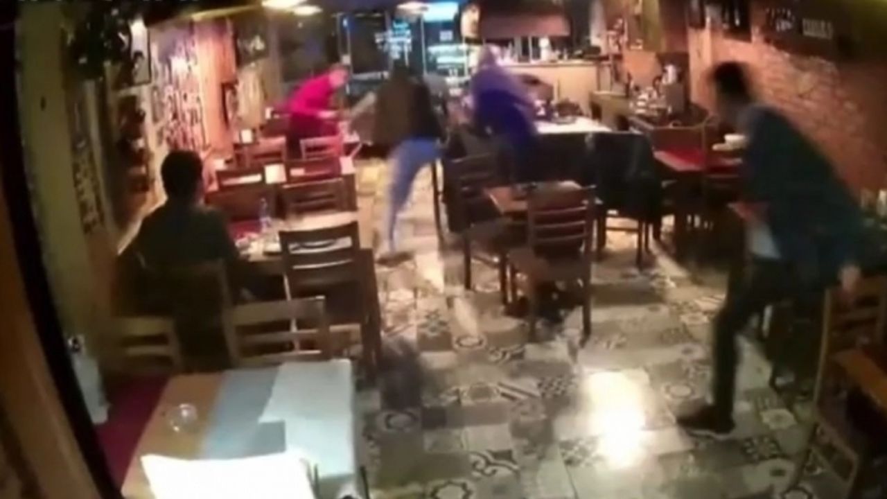 İzmir’deki depremde herkes kaçıştı, o yerinden kıpırdamadı