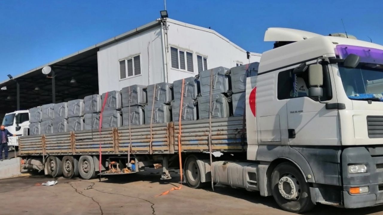 Karabağlar Belediyesi'nin afet bölgesine destekleri sürüyor