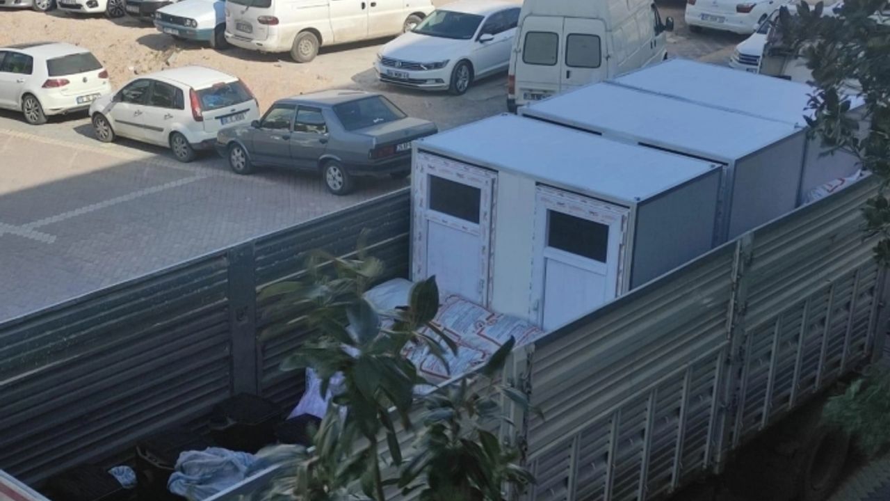 Kınık'tan afetzedelere seyyar banyo ve tuvalet