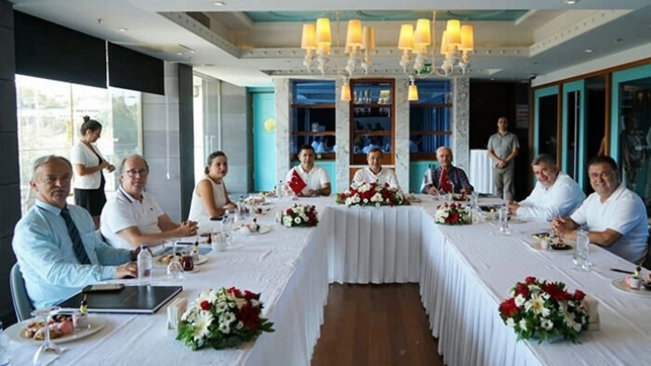 Kıyı Ege Belediye Başkanları maaşlarını depremzedelere bağışladı