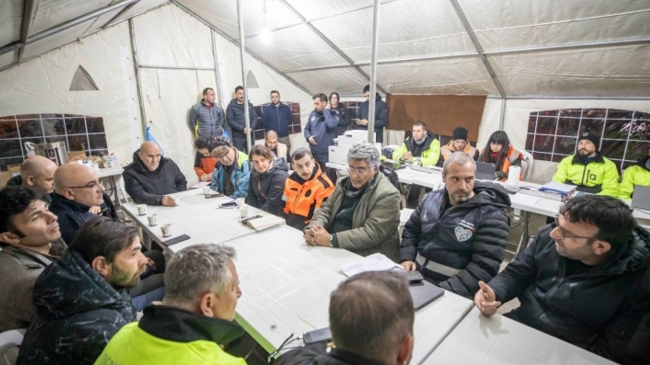 Soyer, Hatay'da koordinasyon merkezini ziyaret etti
