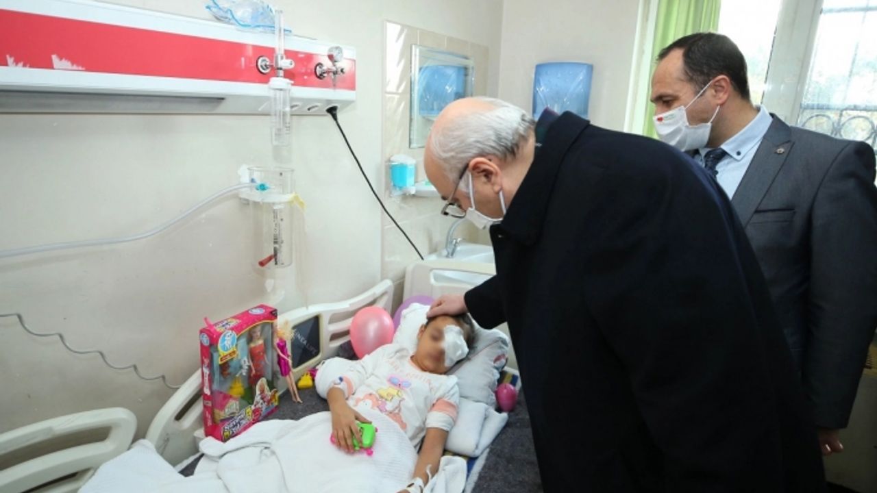 Vali Köşger yaralı depremzedeleri ziyaret etti