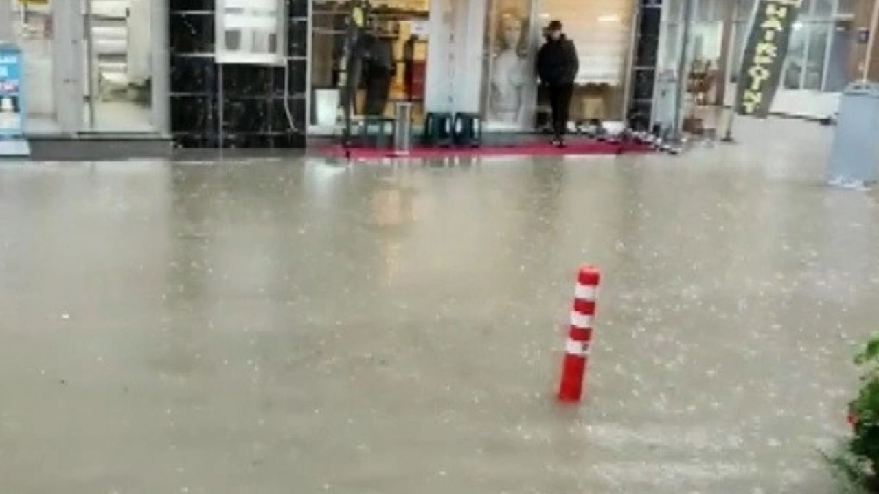 Dikili'de yarım saat yağmur yağdı, cadde ve iş yerleri sular altında
