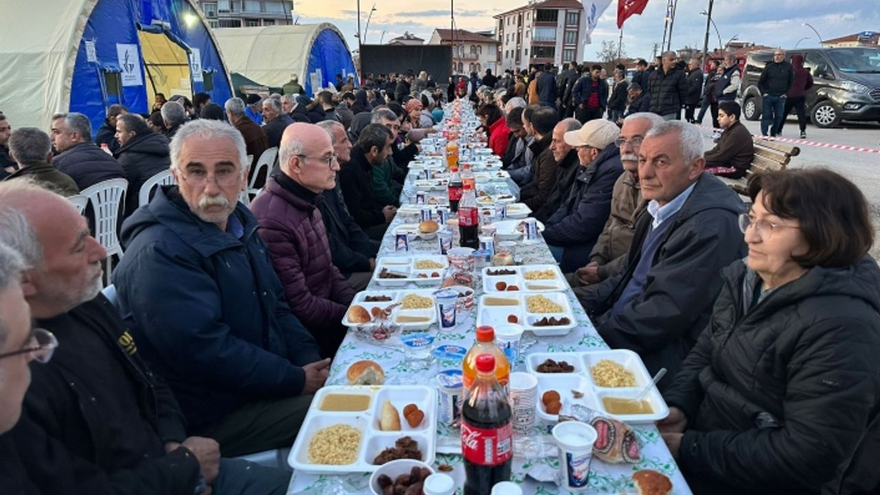 Güzelbahçe Belediyesi Konteyner Kentte İftar Yemeğine Başladı