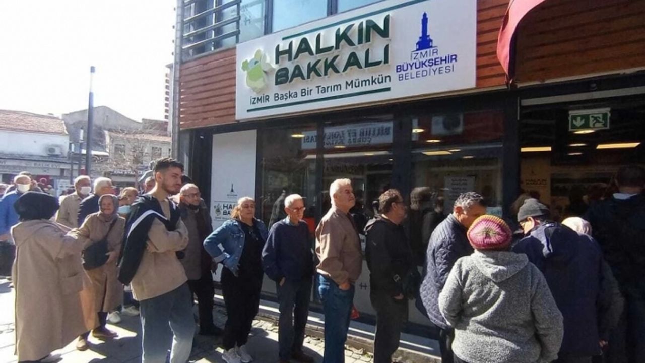 Halkın Bakkalı satış noktalarında yurttaşlar kuyruk oluşturdu