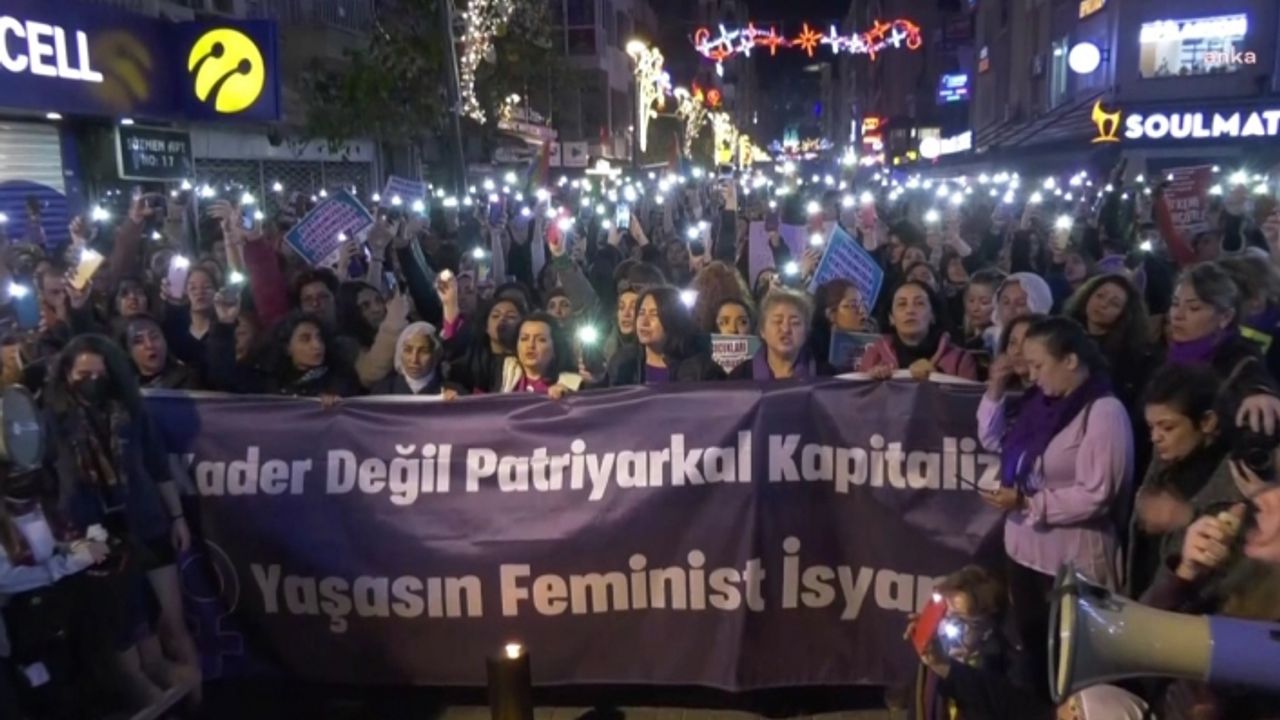 İzmir'de Feminist Gece Yürüyüşü'ne polis müdahalesi: 4 kadın gözaltında
