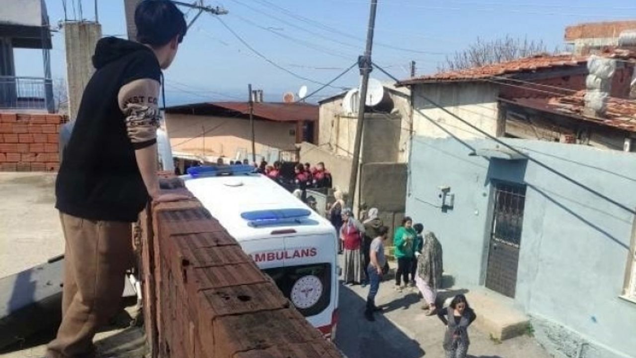 İzmir'de iki aile arasında çıkan kavga kanlı bitti: 3 yaralı