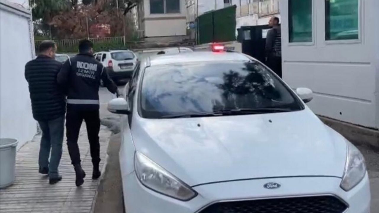 İzmir merkezli FETÖ operasyonunda 30 tutuklama