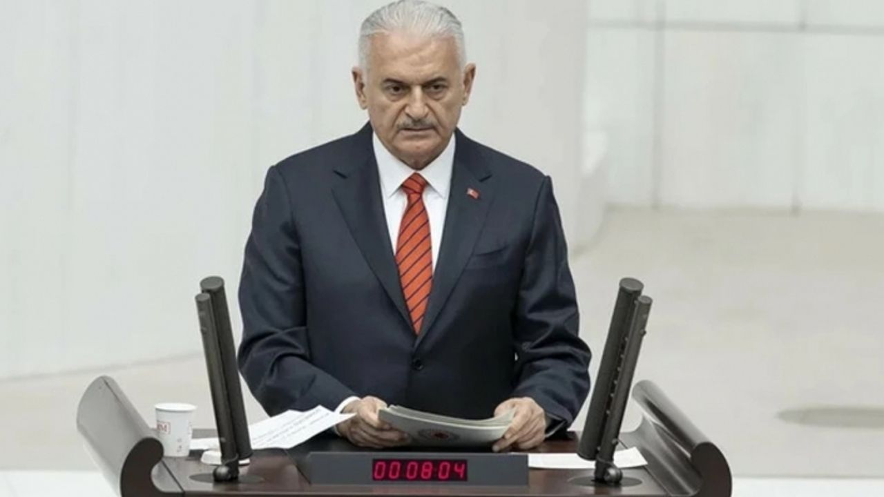 AK Parti Grup Başkanvekili Binali Yıldırım TBMM'ye İstiklal Marşı okuyarak veda etti