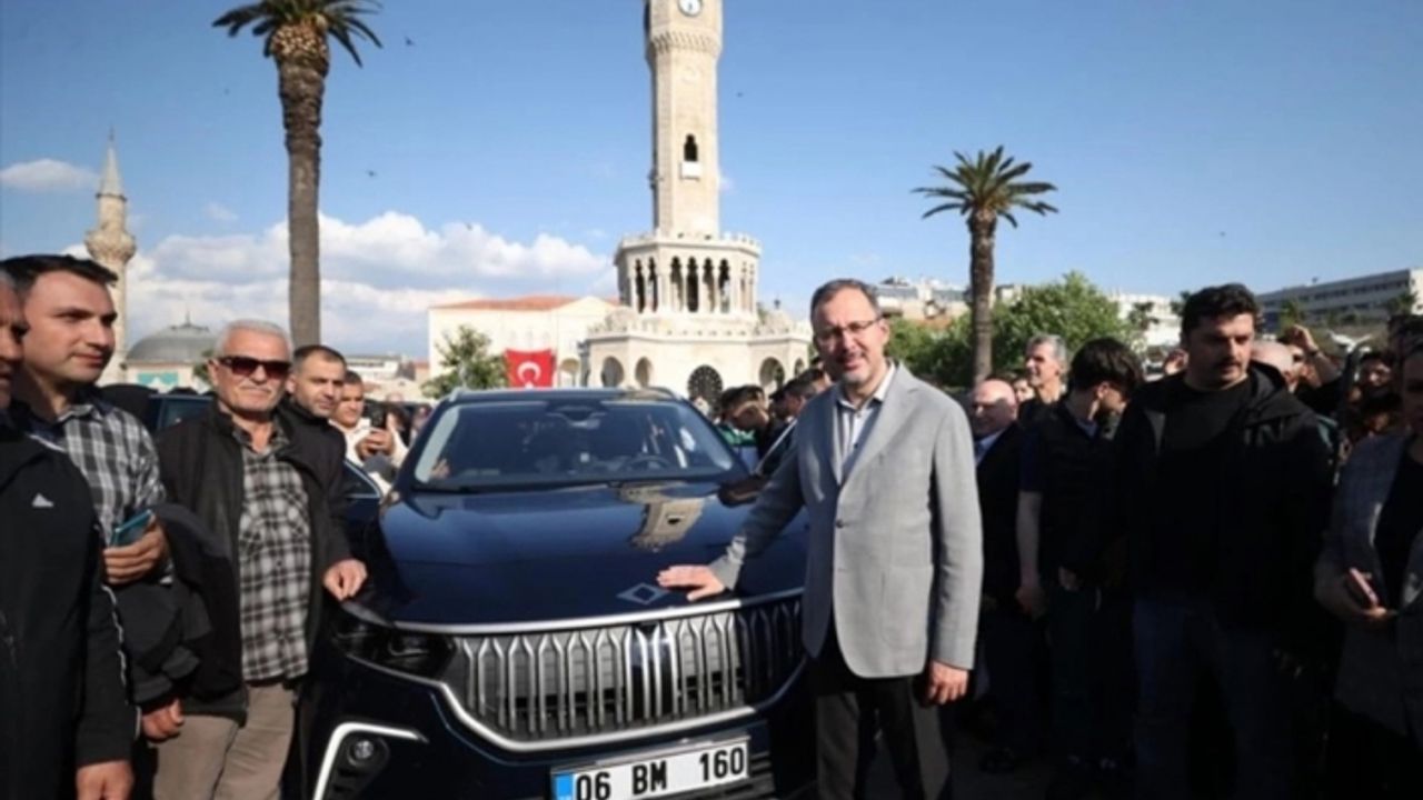 Bakan Kasapoğlu İzmir'de GSB tırında çocuklarla bayramlaştı