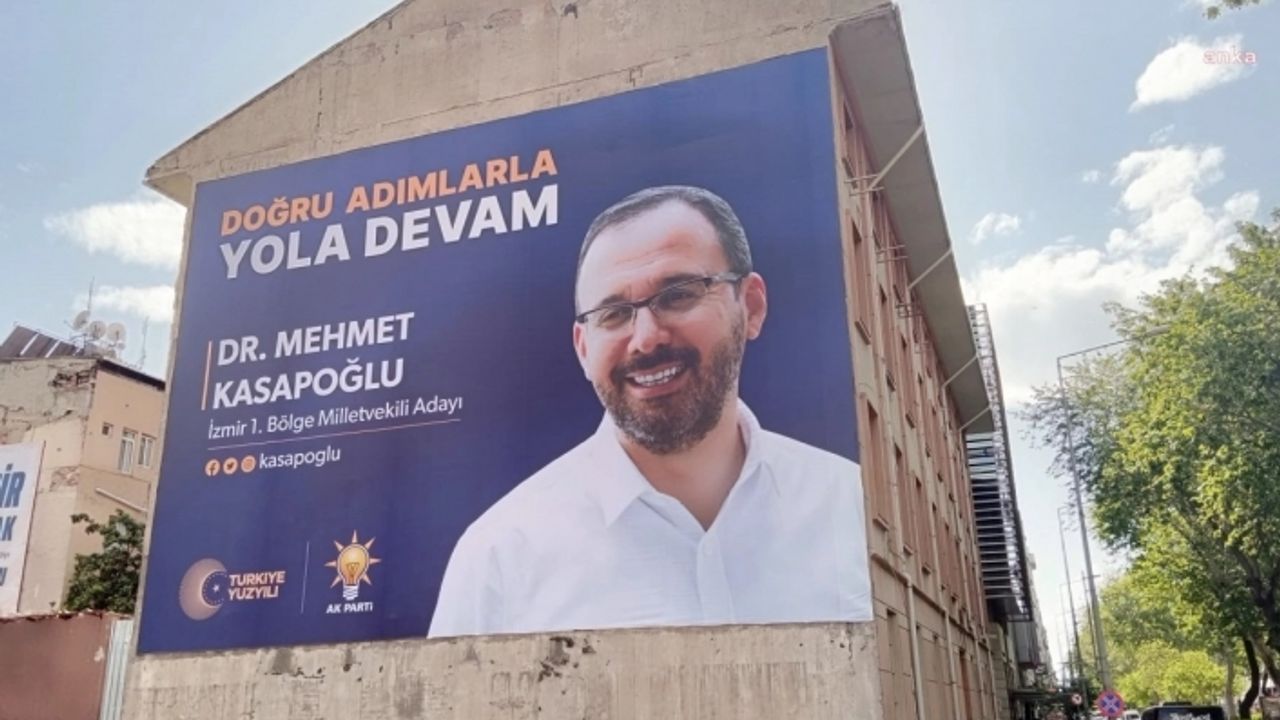 Bakan Kasapoğlu'nun İzmir'deki bir kamu binasına asılan pankartı tepki çekti...