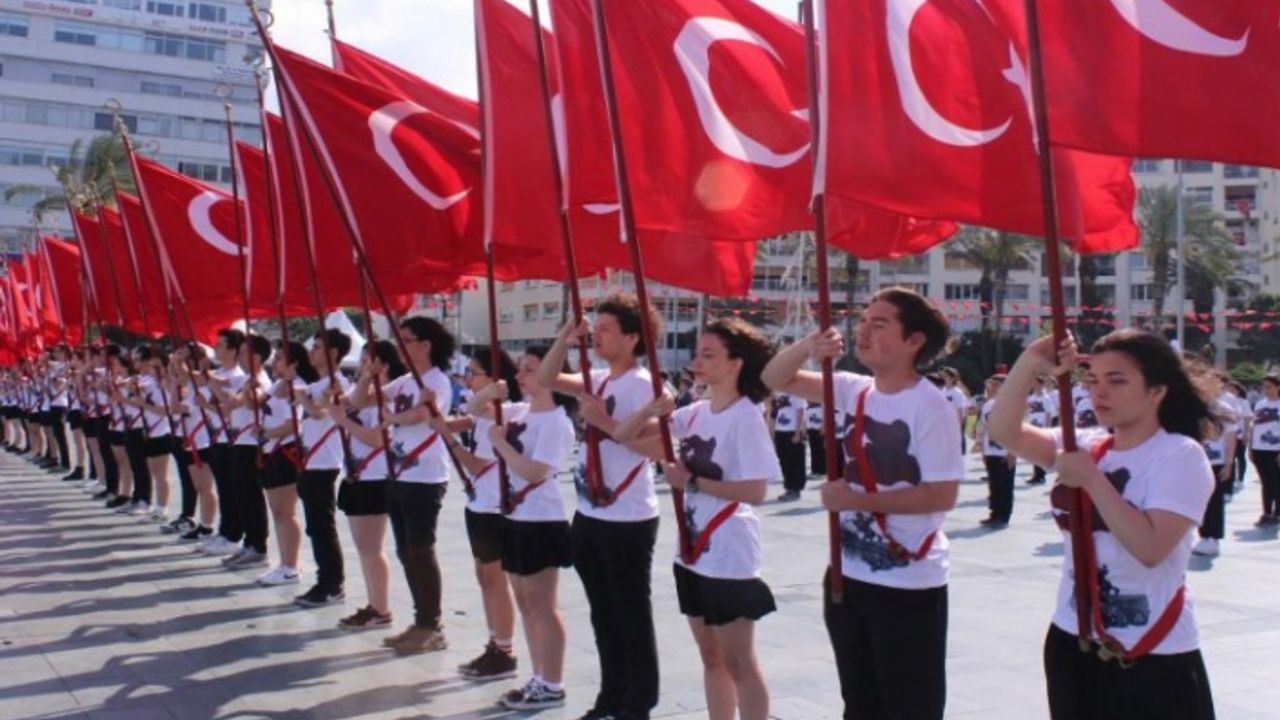 19 Mayıs İzmir'de coşkuyla kutlandı