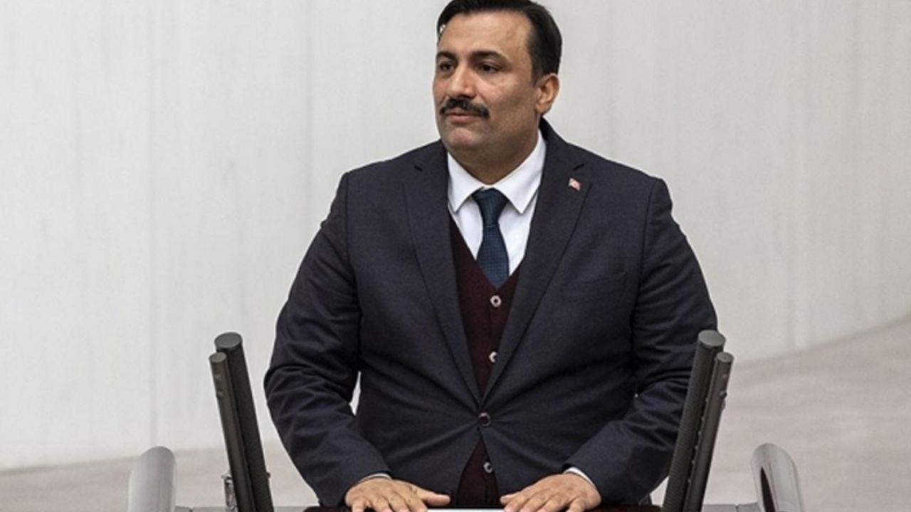 AK Partili Bekle’den CHP’nin Menemen’de açtığı Roman karikatürüne tepki