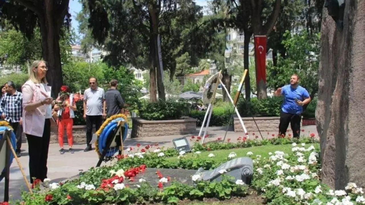 AK Partili Çankırı, Zübeyde Hanım’ın mezarını ziyaret edip anneler gününü kutladı