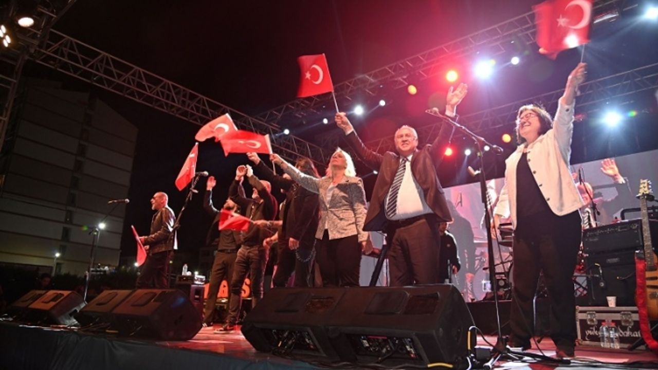 Başkan Selvitopu gençlere seslendi: Bu Cumhuriyet sizlere emanet!