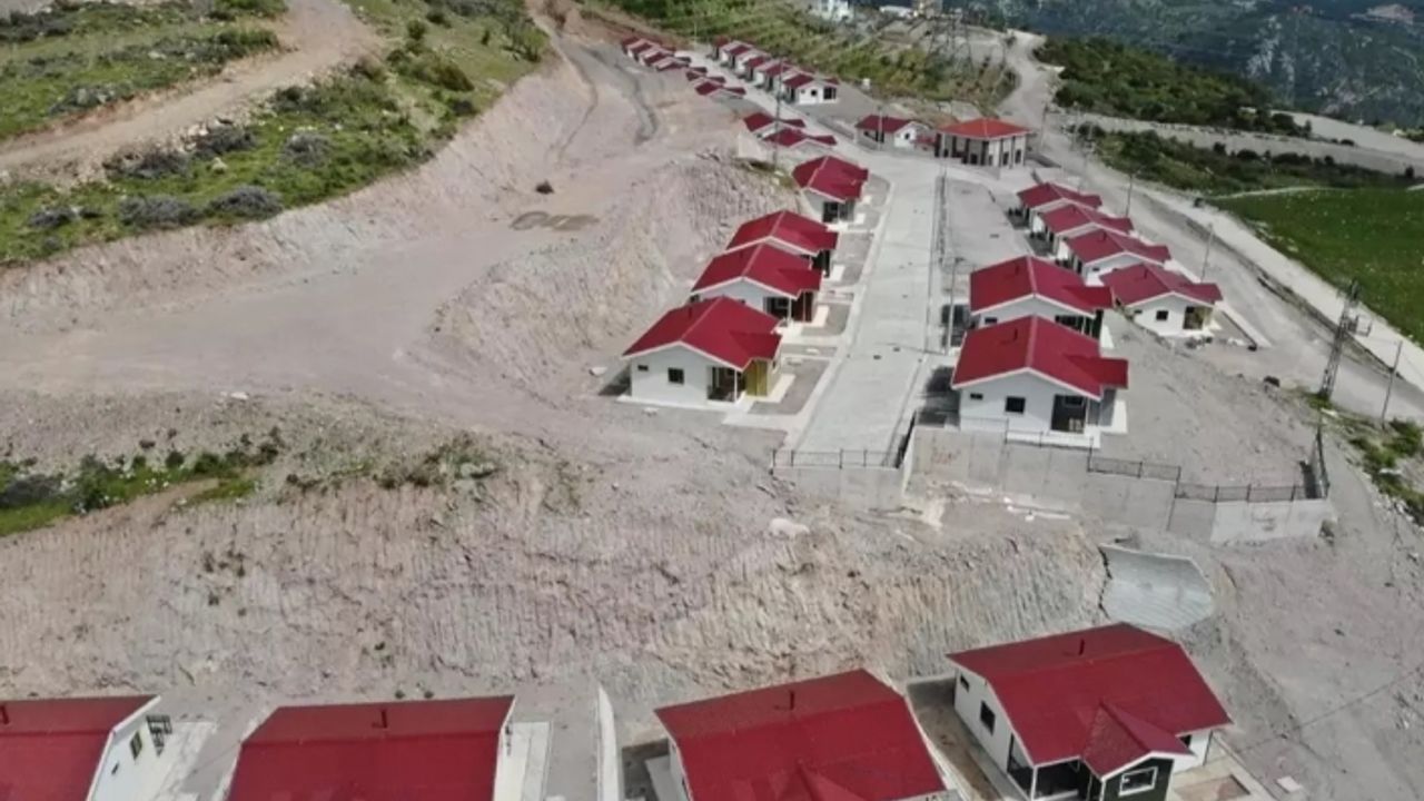 İzmir'deki heyelan mağdurları yeni evlerine kavuştu