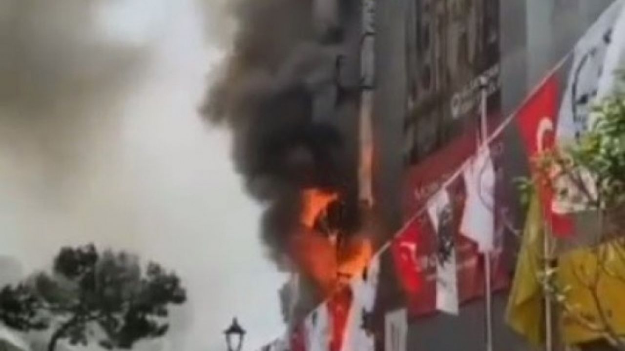Karşıyaka'da bir lokanta alev alev yandı