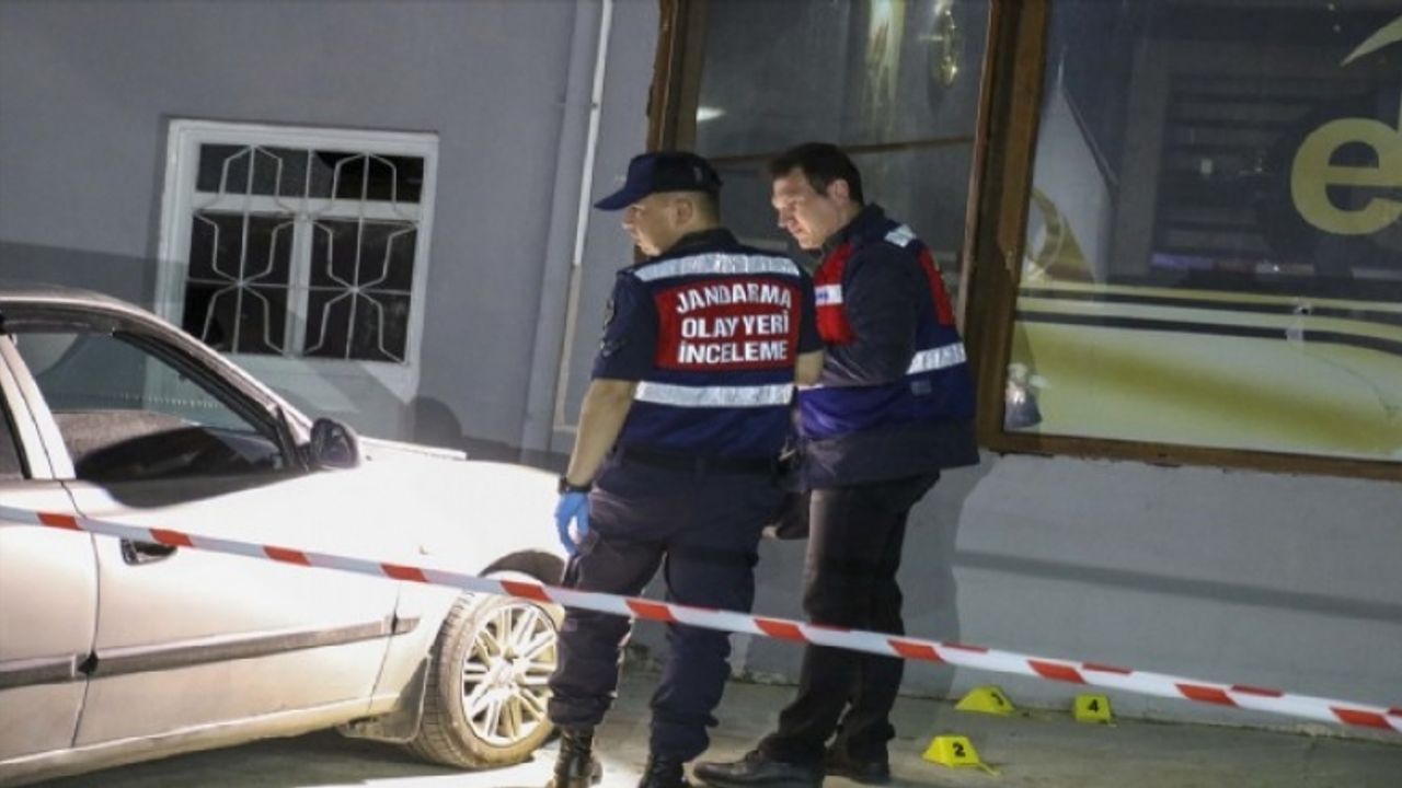 Akaryakıt istasyonunda silahlı çatışma... 5 yaralı!