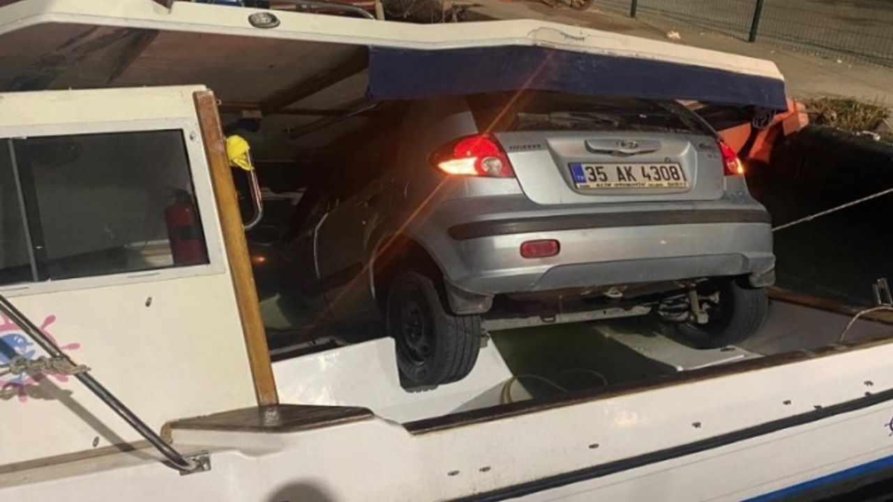 İzmir'de ilginç kaza: Alkollü sürücü tekne üzerine düştü