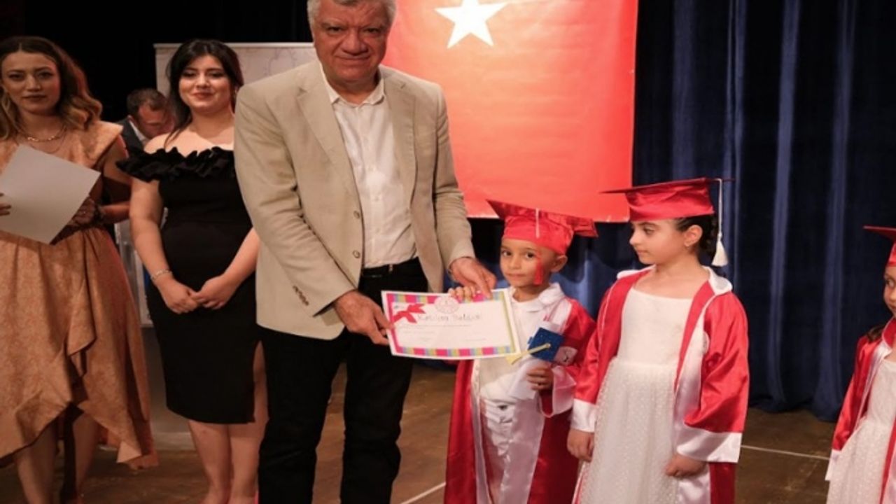 Narlıdere Belediyesi Nar Çiçekleri Anaokulu’nda okuyan minikler mezuniyet heyecanı yaşadı