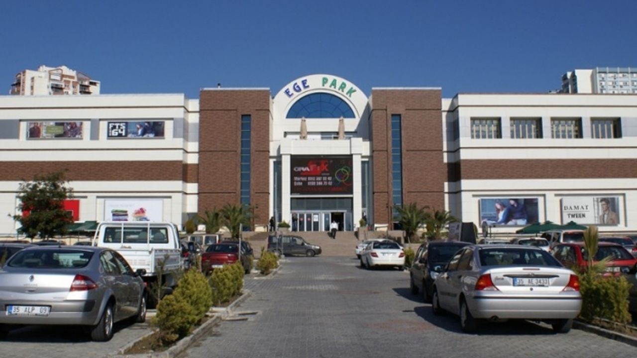 İzmir'in ilk AVM'lerinden Ege Park yıkılıyor