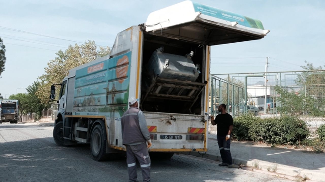 Bergama Belediyesi çöp konteynerlerini temizliyor
