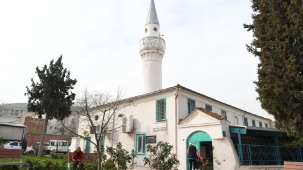 Bornova’da ibadethaneler özenle temizleniyor