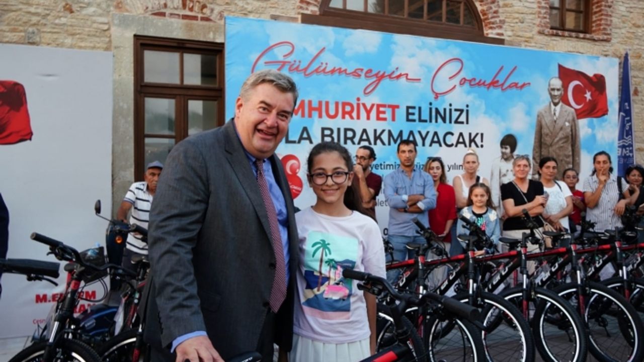 Çeşme’de 100. Yıla yakışır Cumhuriyet Korteji