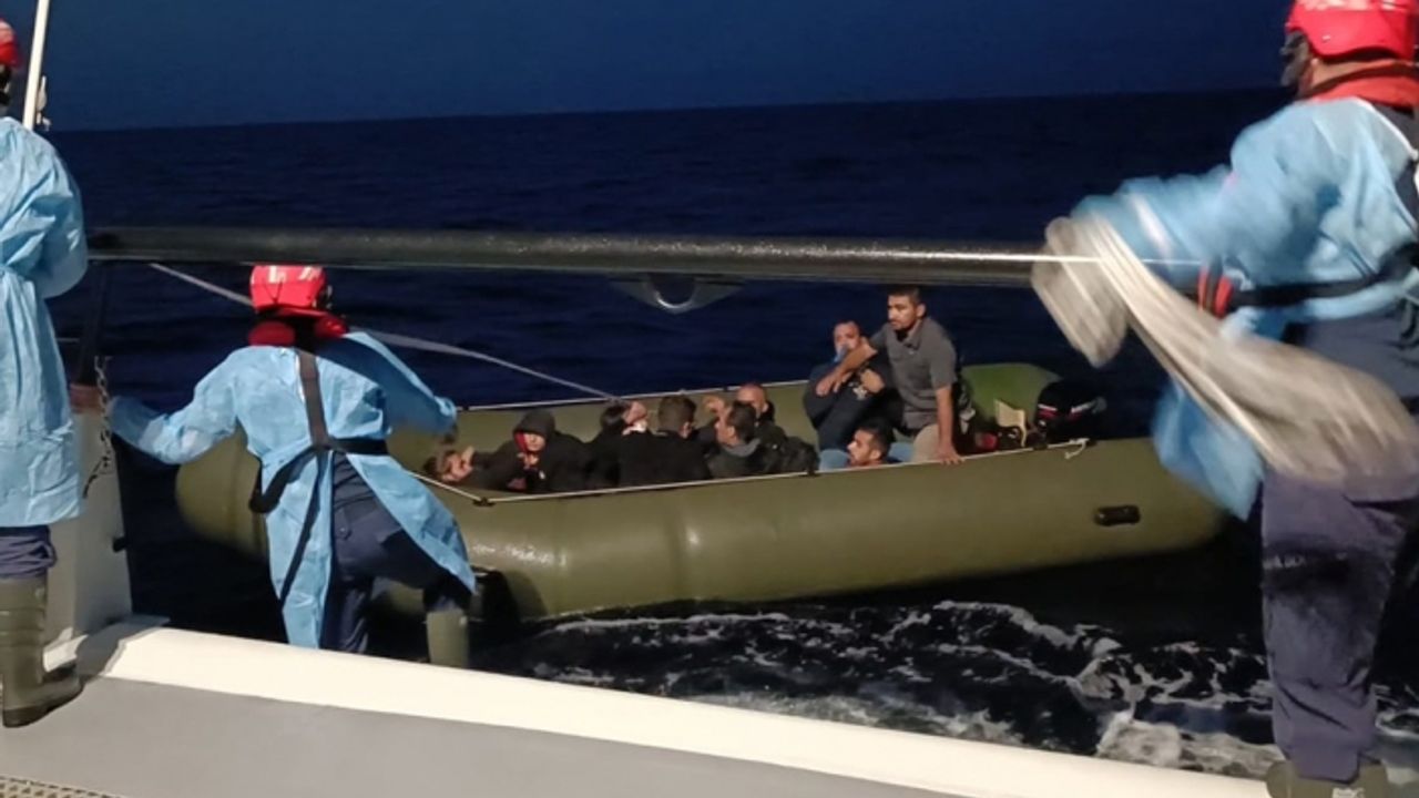 İzmir açıklarında 180 düzensiz göçmen kurtarıldı