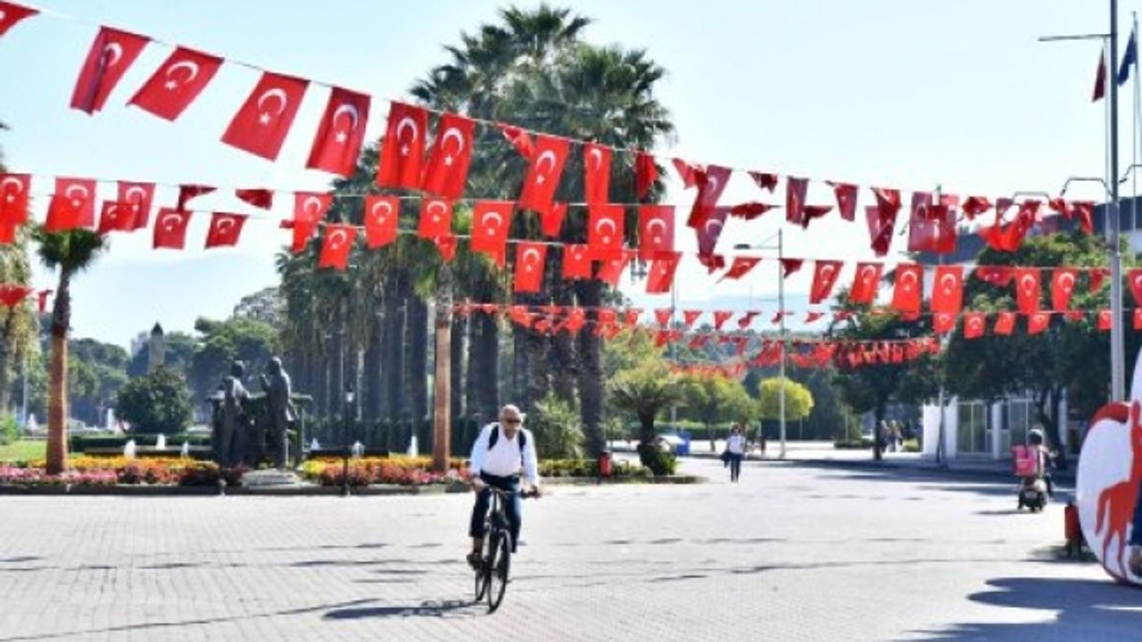 İzmir'in cadde ve sokakları Türk bayraklarıyla donatıldı
