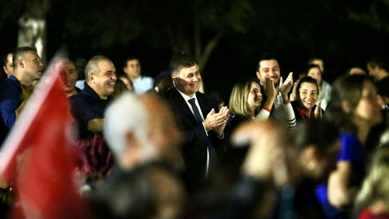 Karşıyaka’da Volkan Konak ile Cumhuriyet şöleni