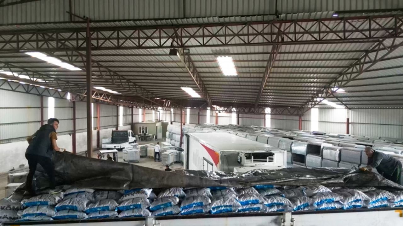 Menemen Belediyesi 100 bin çuval kömür dağıtıyor