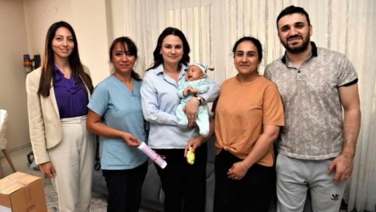 Bornova Belediyesi'nden yeni doğanlara özel hediye paketi