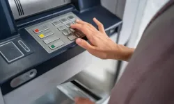 ATM’de basmayı unuttuğu tuş yüzünden bir tomar parası gitti!