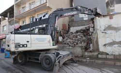 Konak’ta metruk yapıların yıkımı devam ediyor