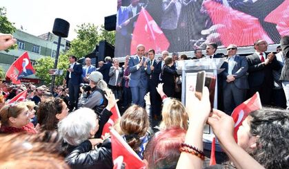 CHP Genel Başkanı Kemal Kılıçdaroğlu’na yapılan saldırıyı İzmirliler Konak Meydanı’nda protesto etti