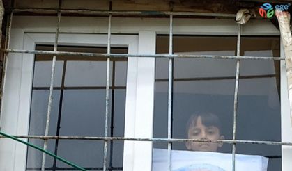 Çocuklar çizdikleri gökkuşağı resimleriyle vatandaşları evde kalmaya davet ediyor