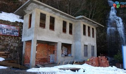 Dünyanın en uzun ikinci mağarasındaki iki katlı beton yapı tepkilere yol açtı
