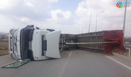 Karaman’da PTS direğine çarpan tır devrildi: 1 yaralı