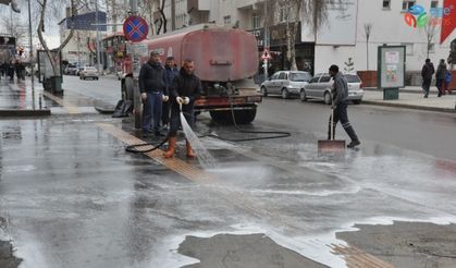 Kars Belediyesi Cadde ve sokakları köpüklü su ile yıkıyor